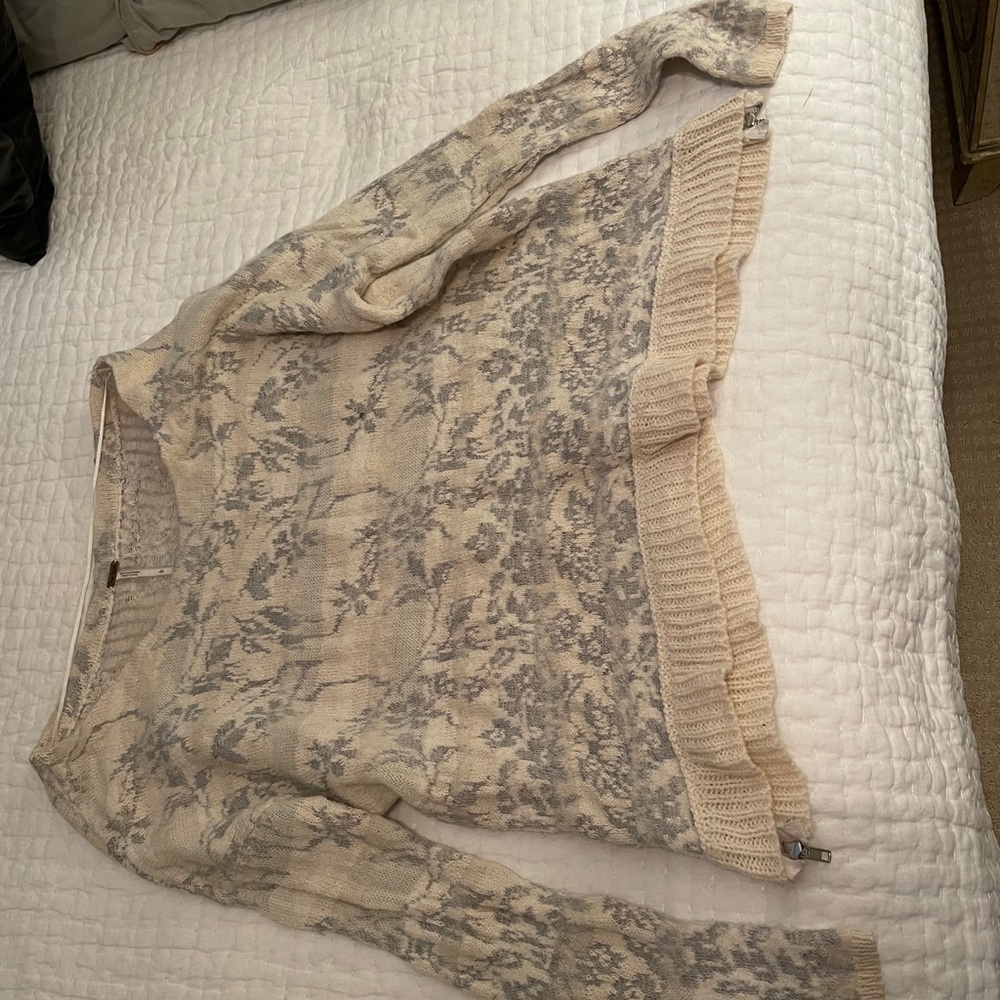 FREE PEOPLE CREAM SWEATER SIZE LARGE NWOT!